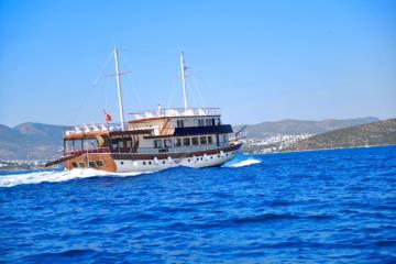 16 kabinli Bodrum mavi yolculuk teknesi Gulet Love Boat